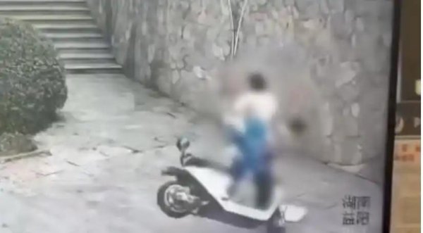 天龙配资 极目锐评丨两高中生骑电动车撞墙身亡，嚣张的非法改装才是真正的凶手