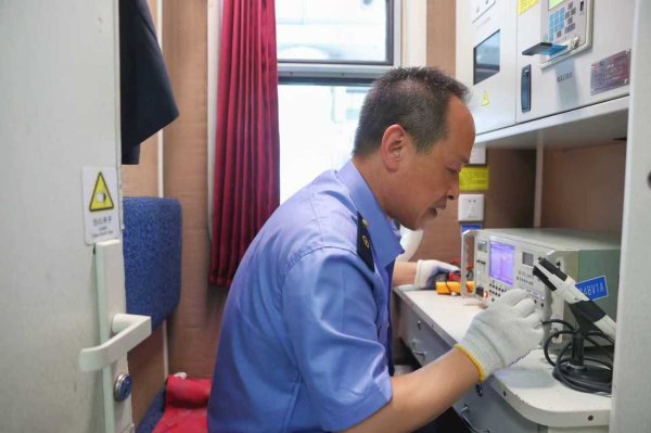 51配资 车厢内的“声音守护者”：平均15分钟检修百余“小喇叭”